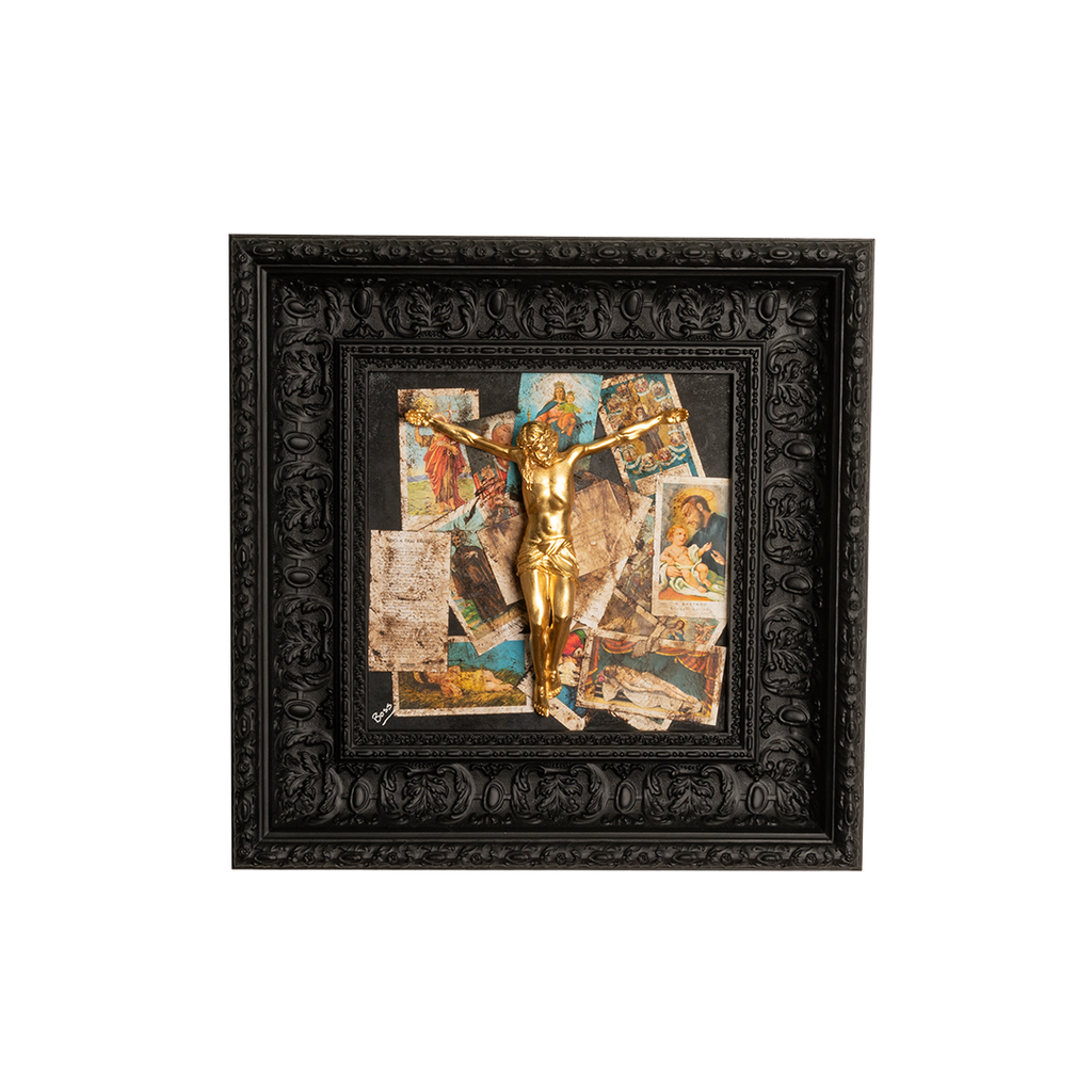 Devozione al Boss, edicola votiva - scultura del crocifisso in orofoglia con grafiche  su quadro (47x47)