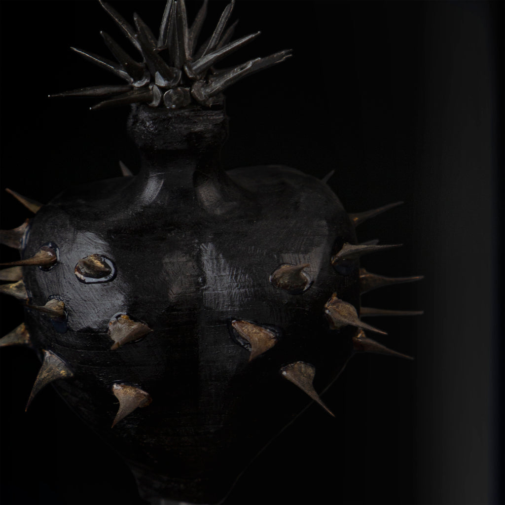 Nigrum Cordis - scultura del cuore nero in legno con spine e chiodi in ferro (31 cm)