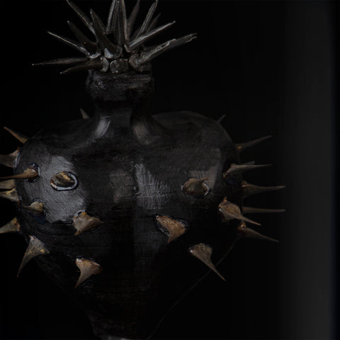 Nigrum Cordis - scultura del cuore nero in legno con spine e chiodi in ferro (31 cm)