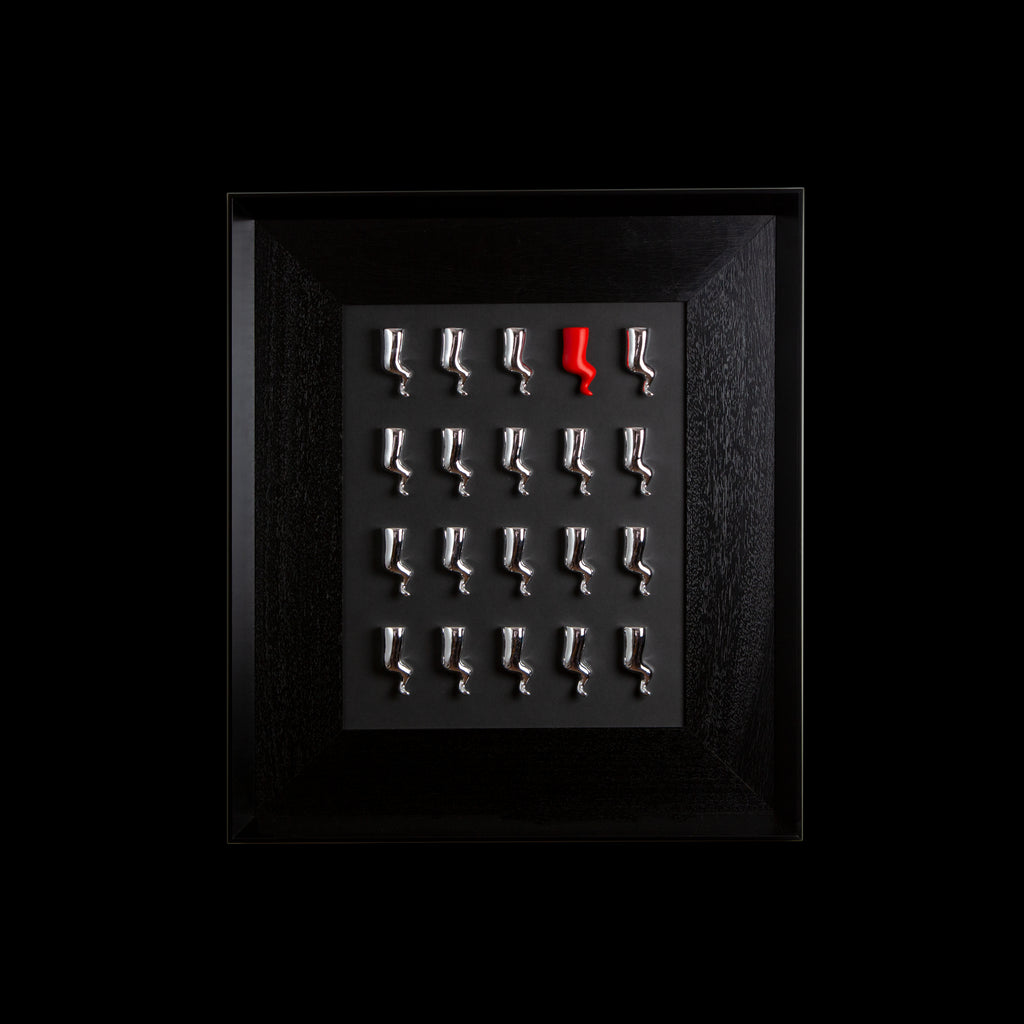 Corni - sculture in resina shiny argento e rosso su quadro fondo nero con cornice artigianale italiana