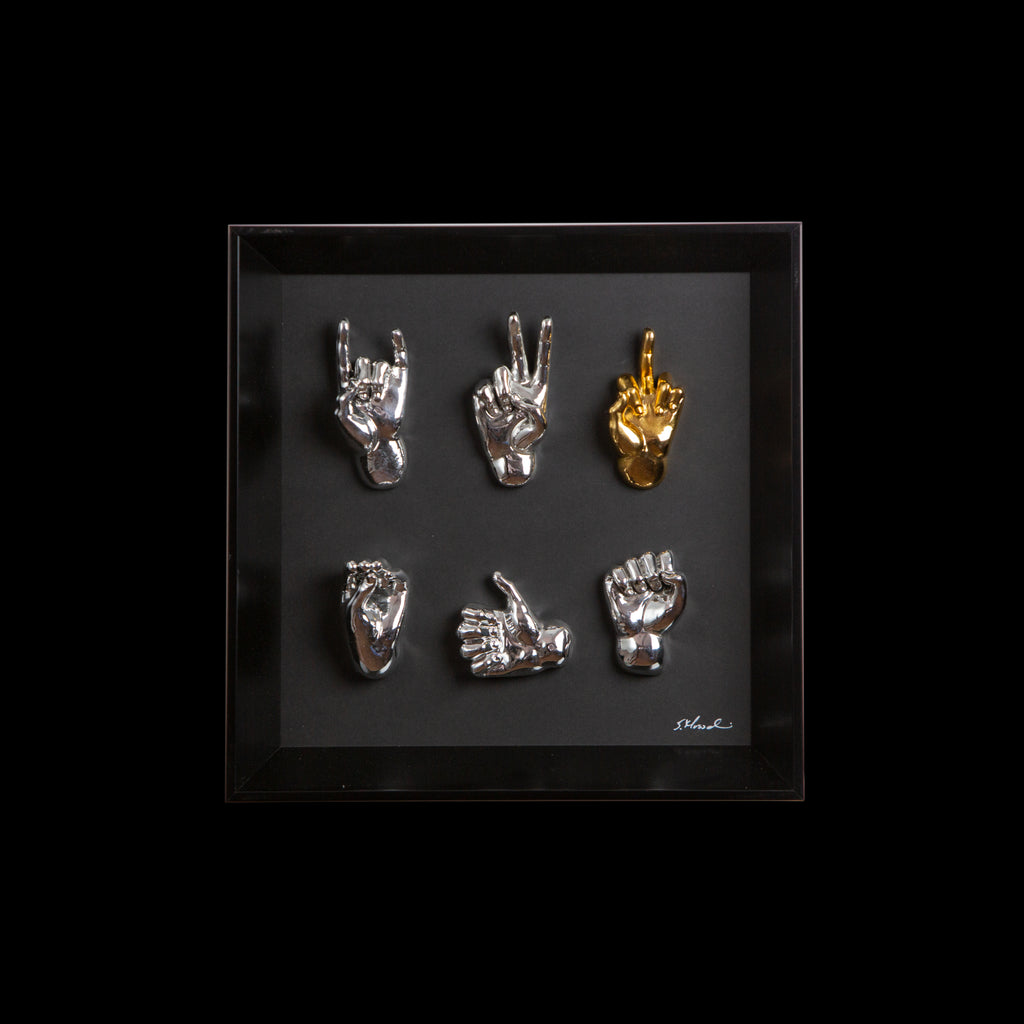 Multimani - sculture in resina SHINY argento e oro su quadro fondo nero con cornice artigianale italiana 30x30